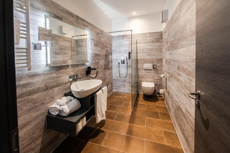 Deluxe Junior Suite image 4