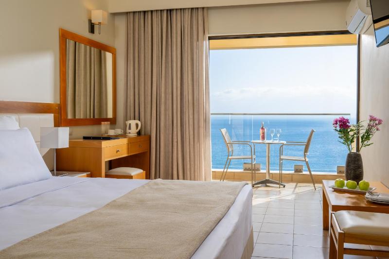 Double Room with Sea View image 4
