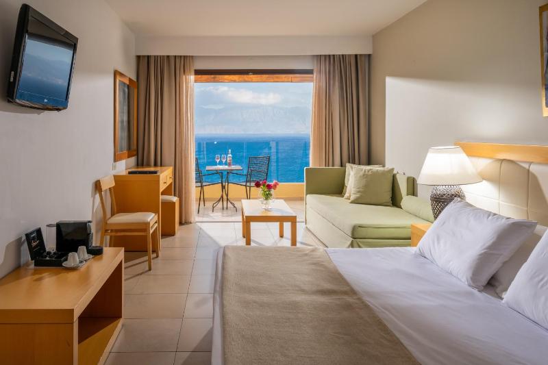 Deluxe Room with Sea View image 3