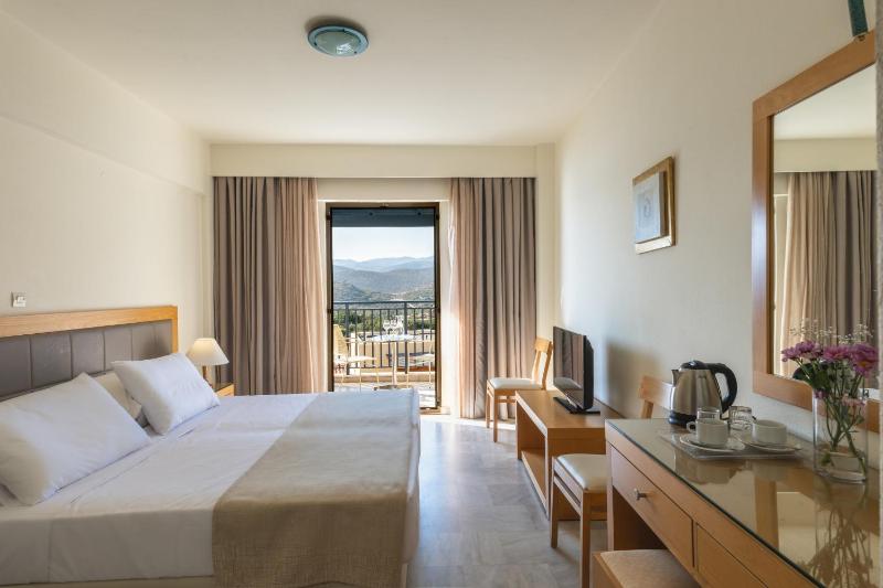 Double Room with Side Sea View image 4
