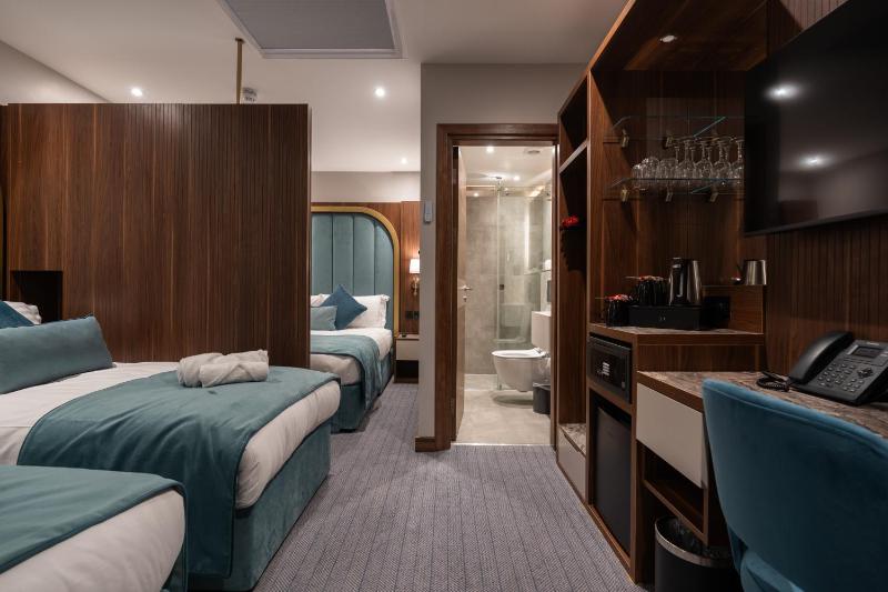 Quadruple Room image 3