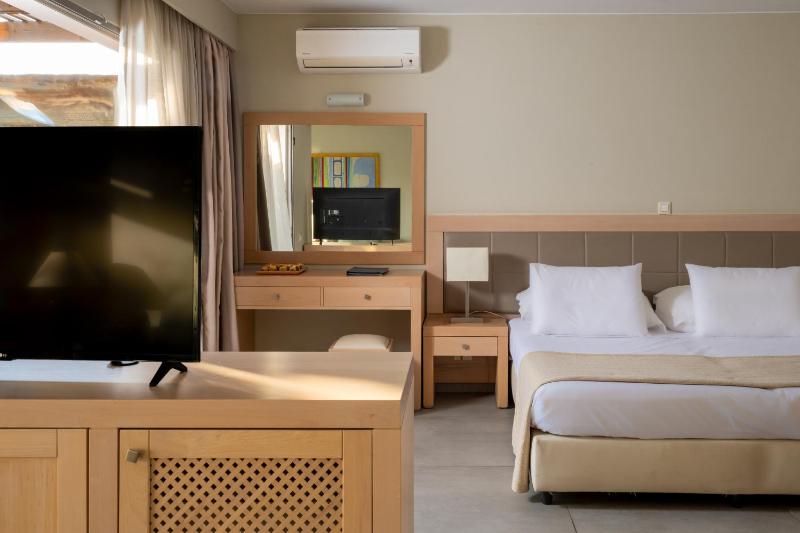 Suite with Side Sea View & Private Pool image 4