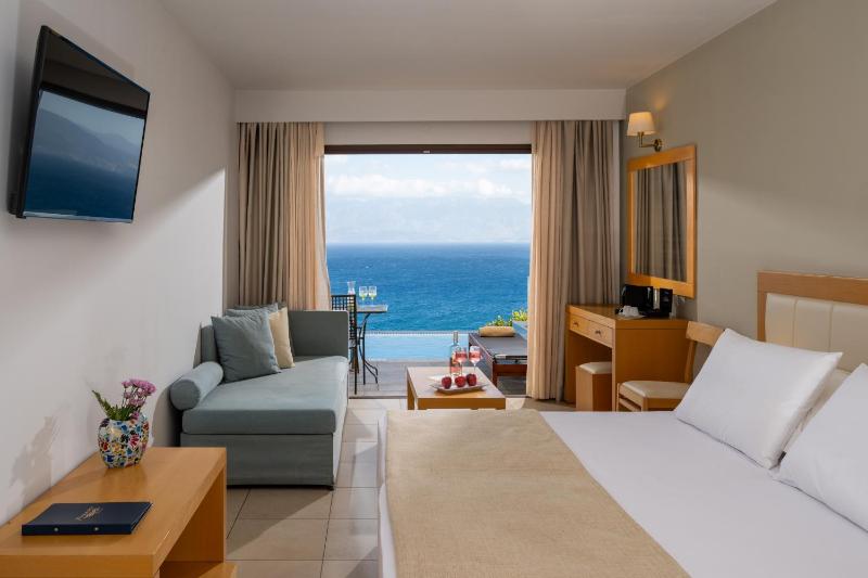 Superior Room with Sea View & Private Pool image 4