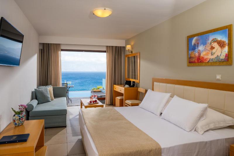 Superior Room with Sea View & Private Pool image 1