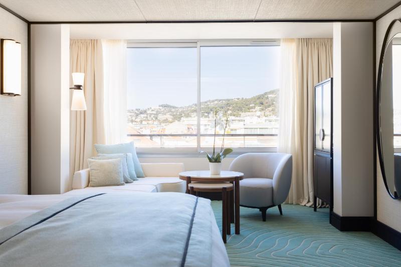 Deluxe Junior Suite with city view image 4