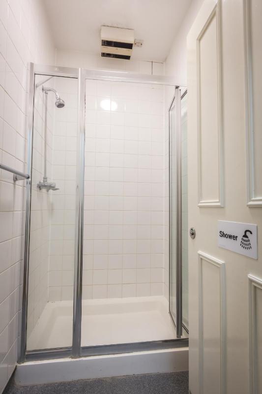 Twin Room with Shared Bathroom image 3