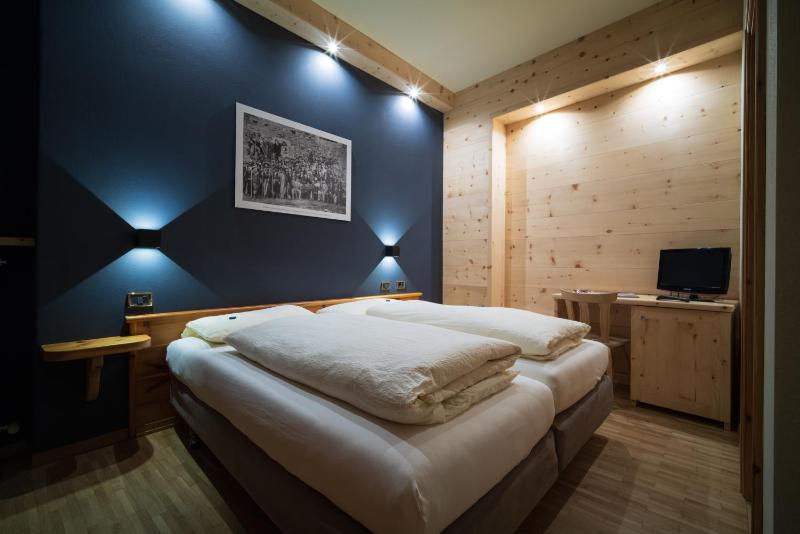 Deluxe Double Room with Balcony image 1