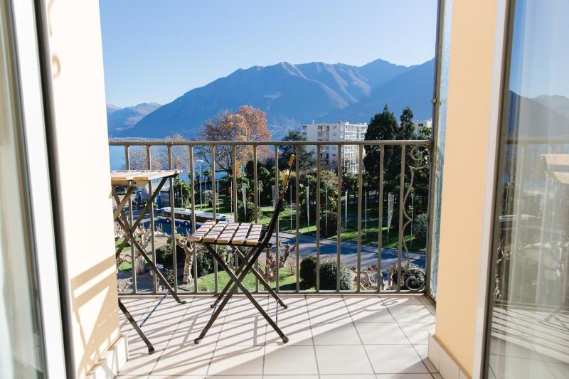 Double Room with Balcony and Lake View image 3