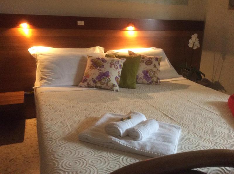 Double Room with Lake View image 3