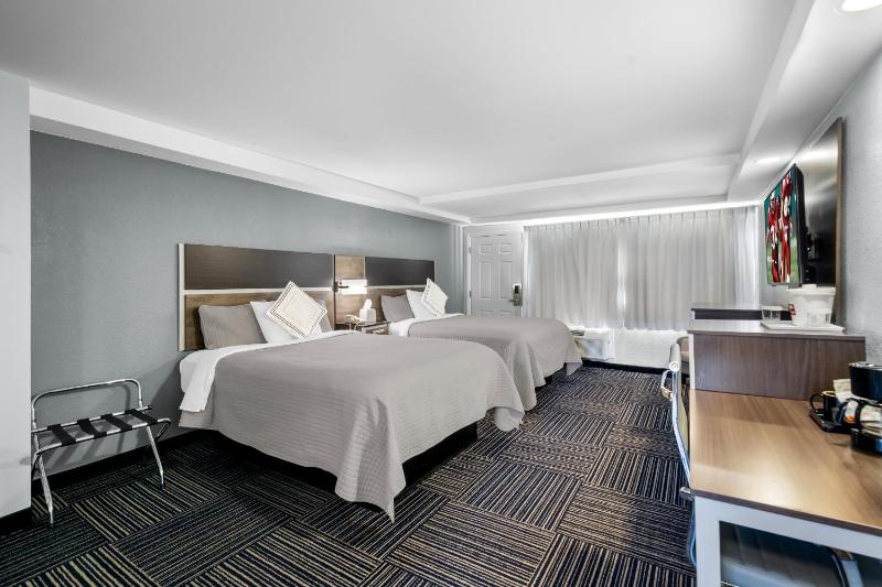 Deluxe Room with Two Queen Beds Smoke Free image 4