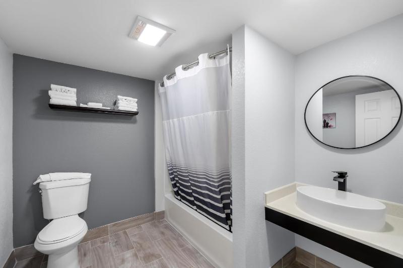 Suite King with Spa Bath Smoke Free image 4