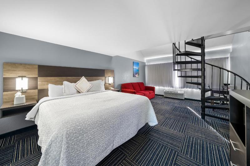 Townhouse Suite with Two King Beds Smoke Free image 1