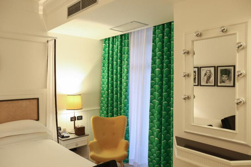 Deluxe Double Room image 3