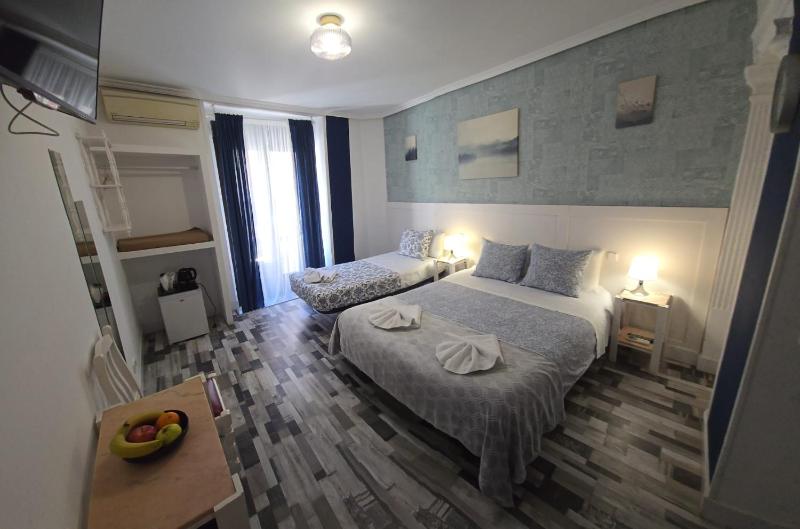 Double Room with Extra Bed image 1