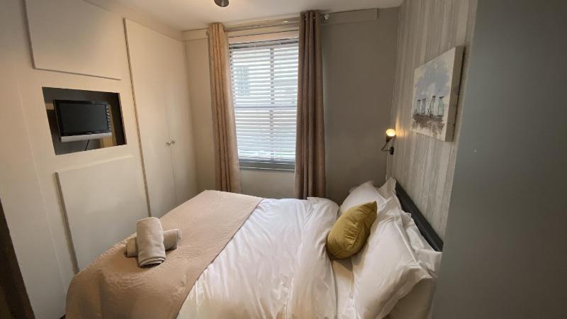 Side Sea View Apartment - Sleeps 4 image 3