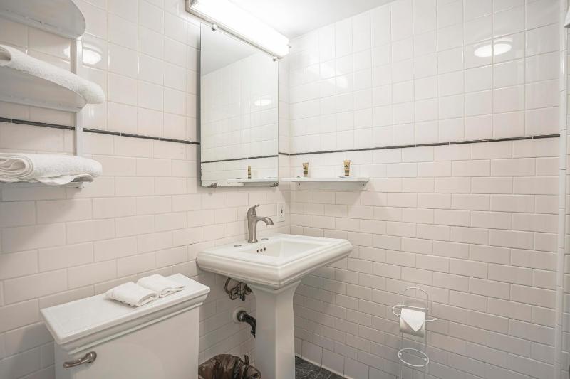 Standard Queen Room image 3