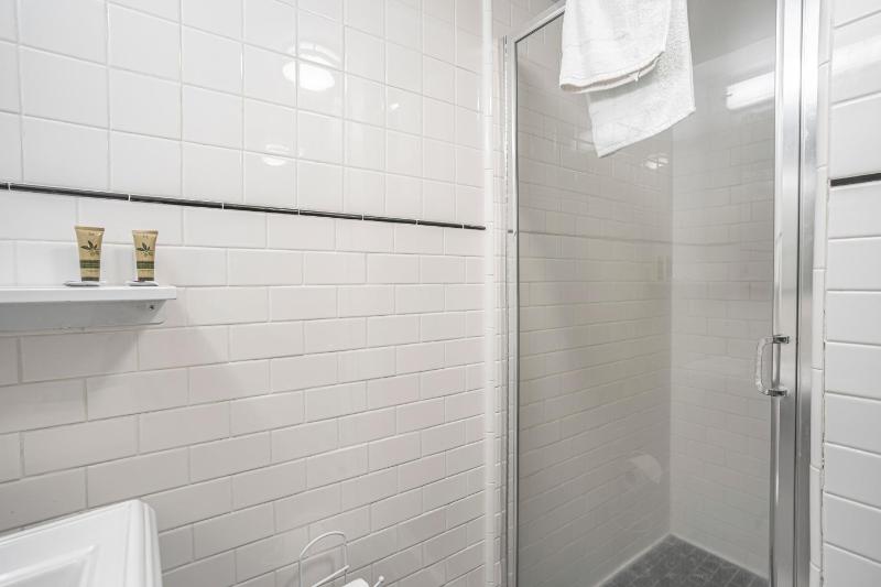 Standard Queen Room image 2