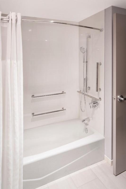 King Room with Sofa Bed and Bath Tub - Mobility Accessible image 2