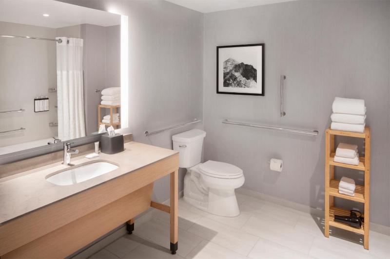 King Room with Sofa Bed and Bath Tub - Mobility Accessible image 3
