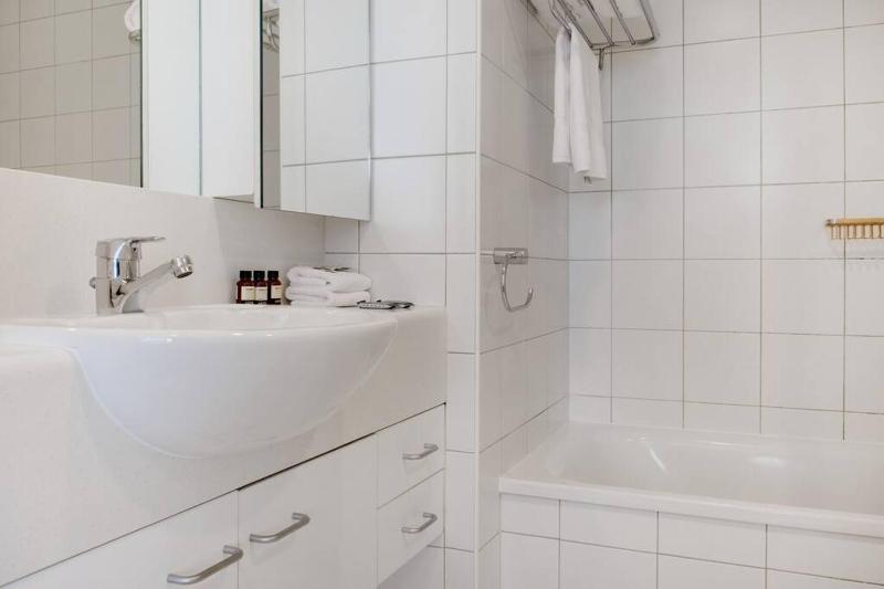 Luxurious Apt 1BR Free Carpark Gym 19th Floor - image 4