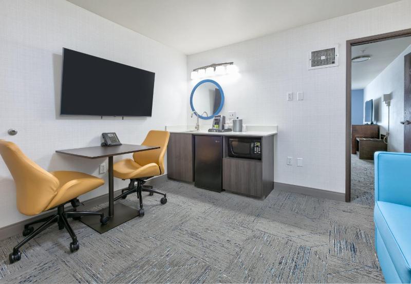 One-Bedroom Suite image 4