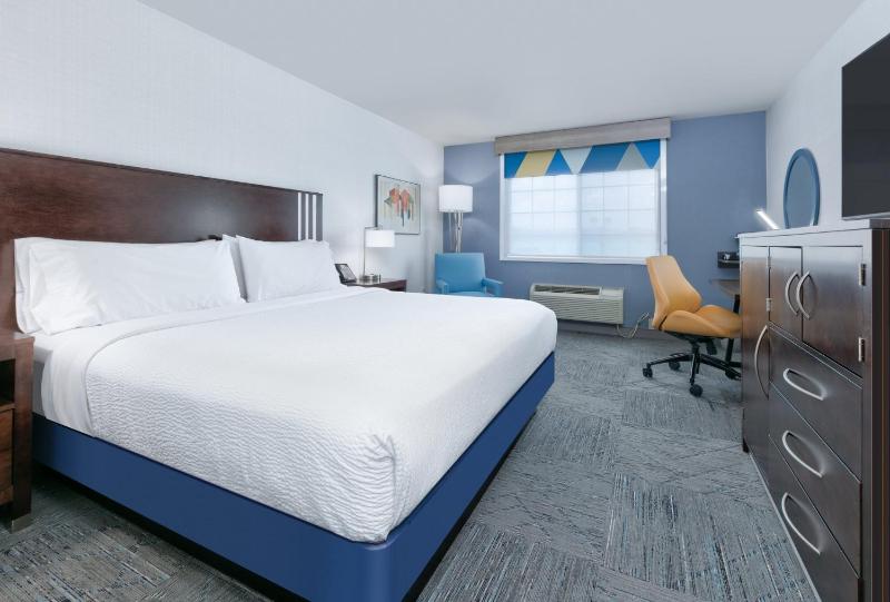 Standard King Room image 4