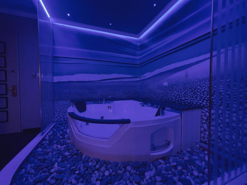 Deluxe Suite image 1