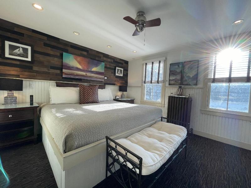 Deluxe King Room image 2
