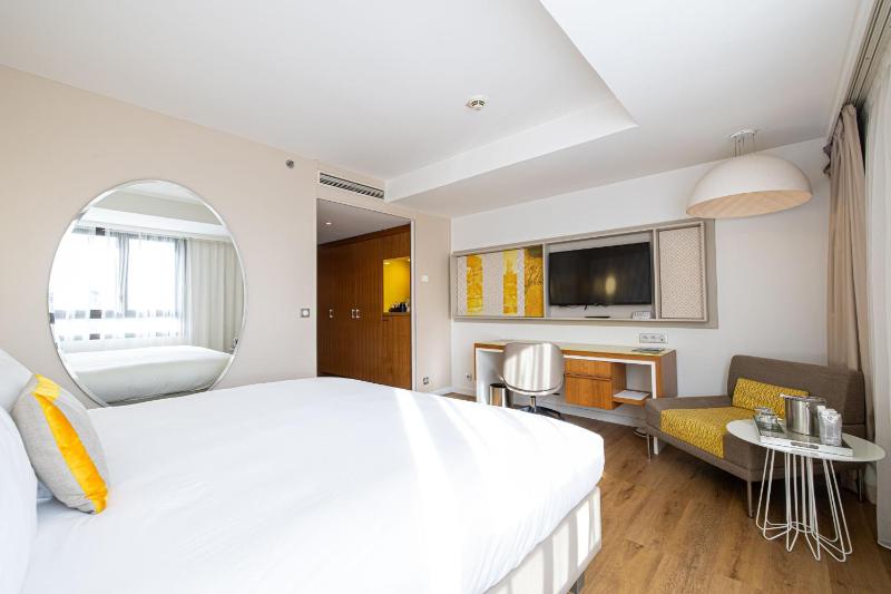 Superior King Room image 4