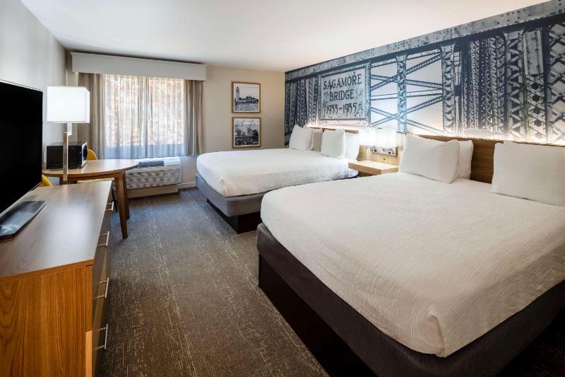 Two-Bedroom Family Queen Suite with Four Queen Beds image 1
