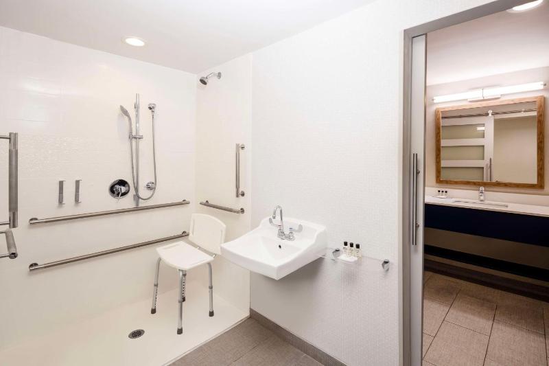 Queen Room with Two Queen Beds and Roll-In Shower - Mobility Access image 2