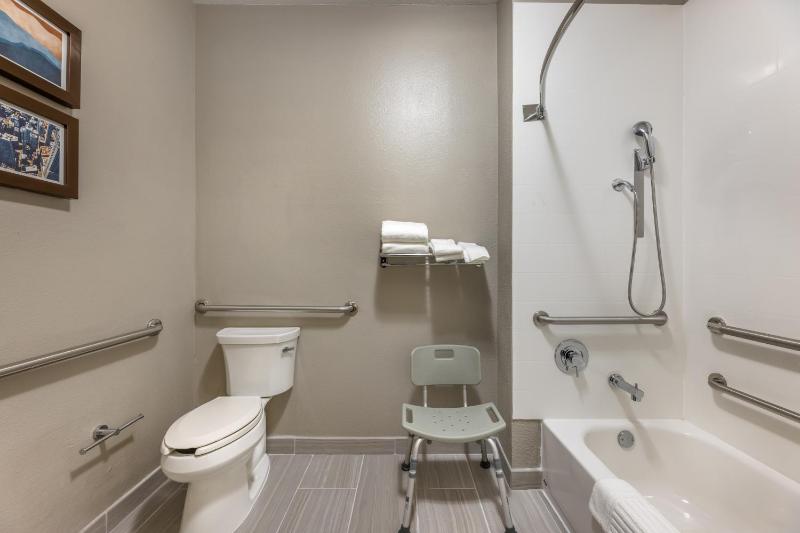 1 King Bed, Nonsmoking, Accessible, Interior Hall image 2
