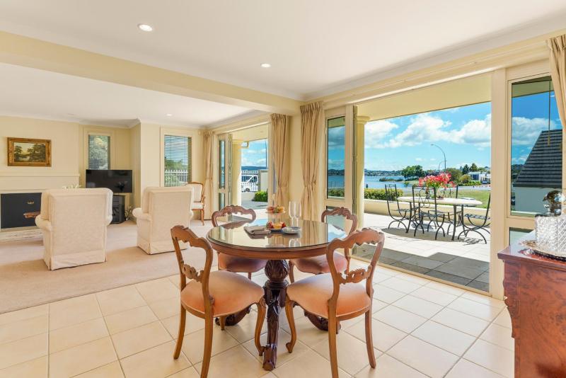 2 Mile Lakehouse - Taupo - image 24