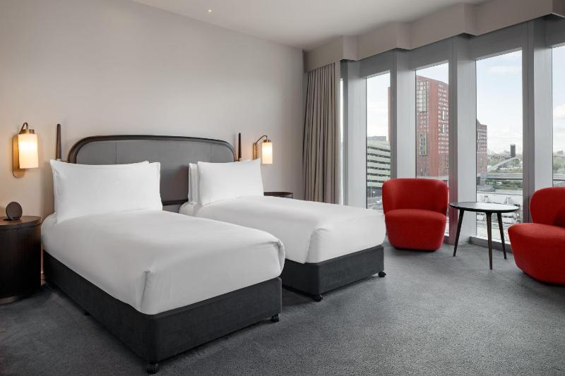 Superior Room with Two Twin Beds and City View image 3