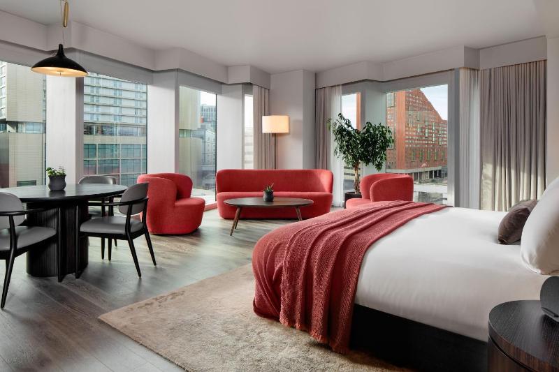 Manhattan Studio with King Bed and City View image 1