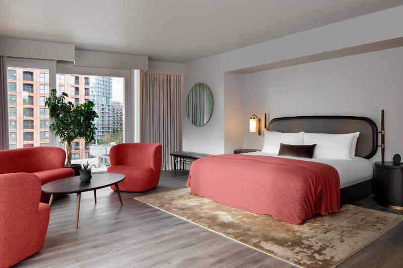 Manhattan Studio with King Bed and City View image 3