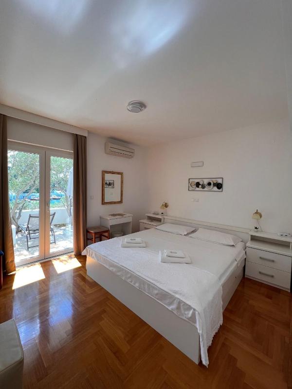 One-Bedroom Apartment with Terrace and Sea View image 1
