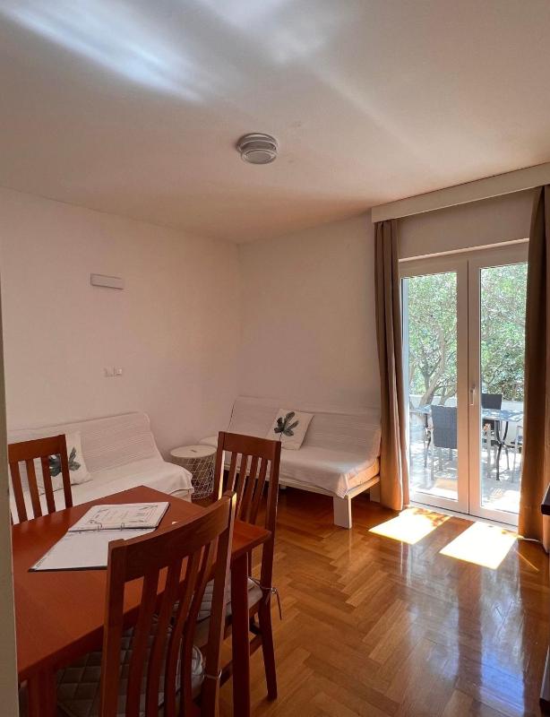 One-Bedroom Apartment with Terrace and Sea View image 4