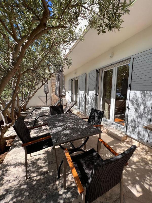 One-Bedroom Apartment with Terrace and Sea View image 3