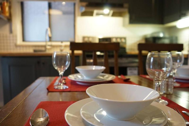 cute 2 bedroom unit ground floor downtown 32 days minimum - image 1