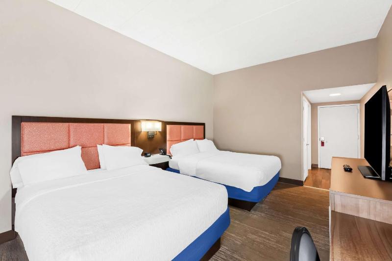 Room with Two Queen Beds - Non-Smoking image 4