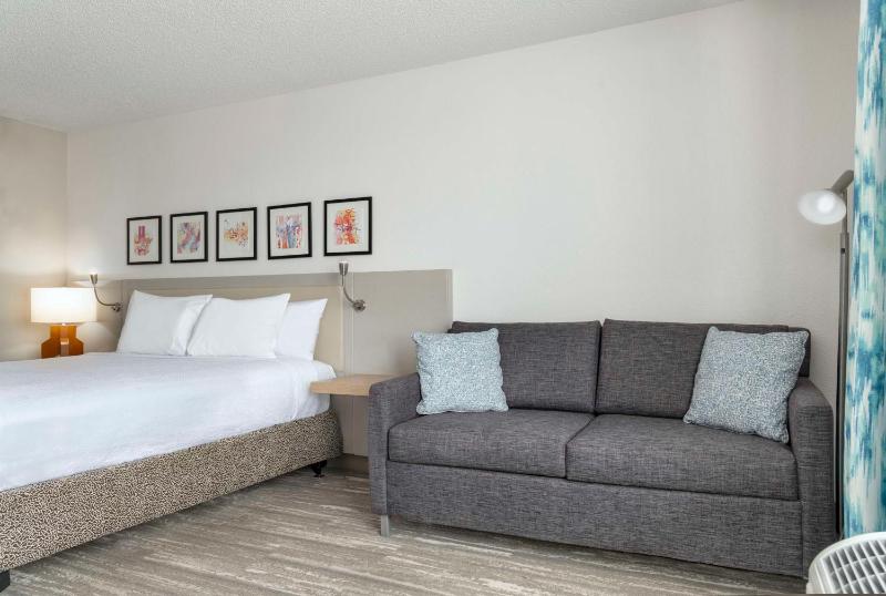 King Room with Roll-In Shower - Mobility Access image 3