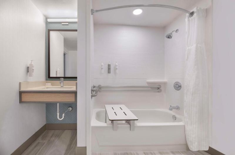 King Room with Accessible Tub - Mobility Access image 2