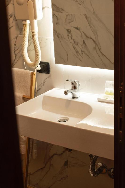 Standard Double/Twin Room image 2