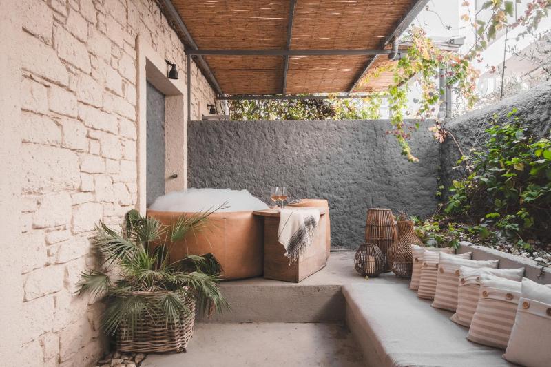 Suite with Hot Tub image 1