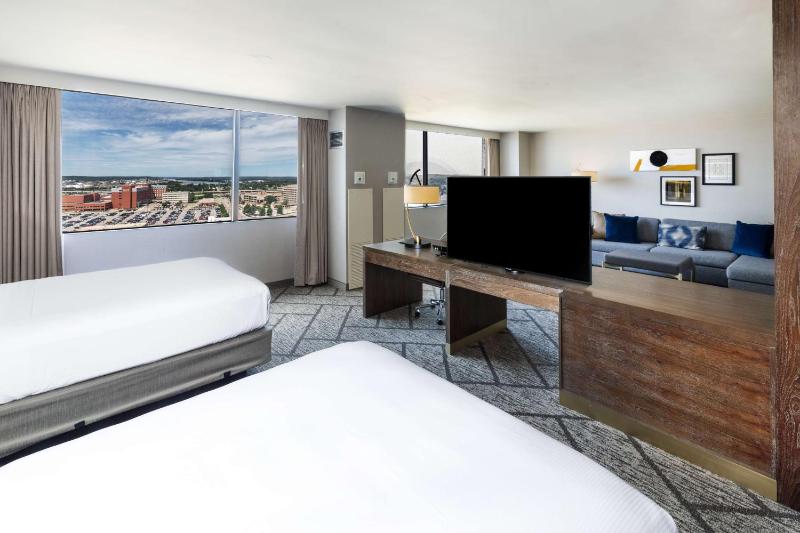 Deluxe Suite with Two Double Beds image 3