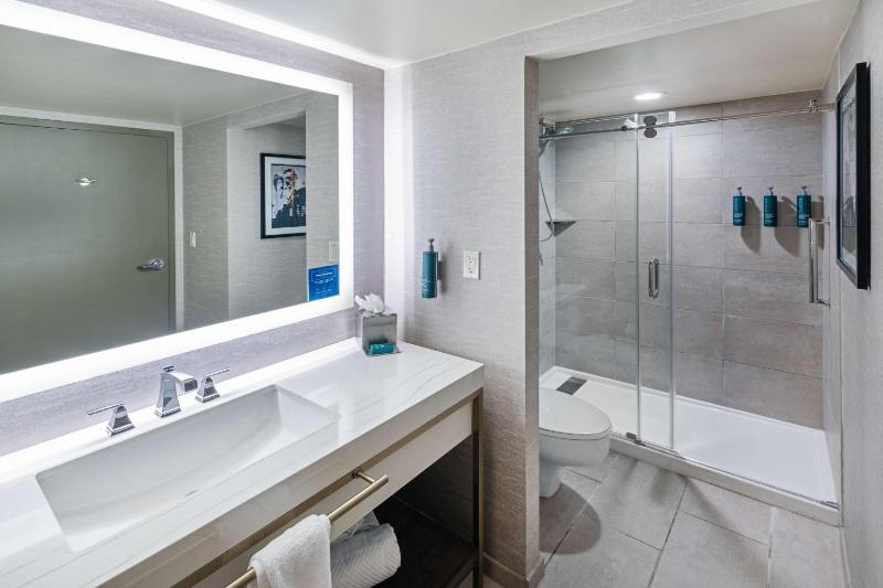 Deluxe Suite with Two Double Beds image 3