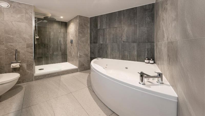 1 Queen Bed Premium with Jetted Bath image 2
