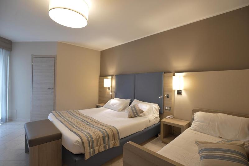 Superior Triple Room image 4