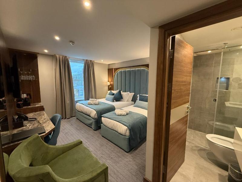 Deluxe Triple Room image 2
